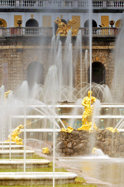 В Петергофе открылся сезон фонтанов