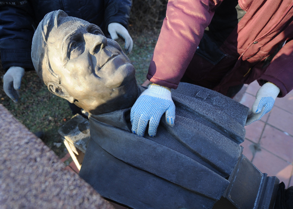 Парк "Музеон" очистили от незаконных памятников‎