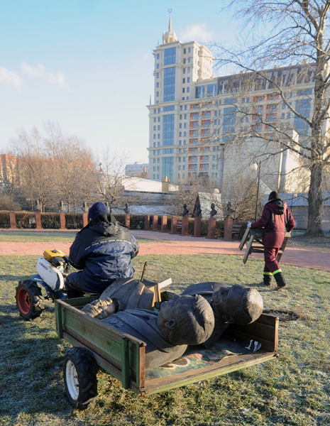 Парк "Музеон" очистили от незаконных памятников‎