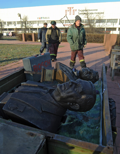 Парк "Музеон" очистили от незаконных памятников‎