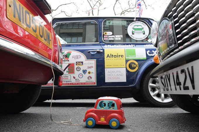 Юмор на четырех колесиках. Очаровательная малышка