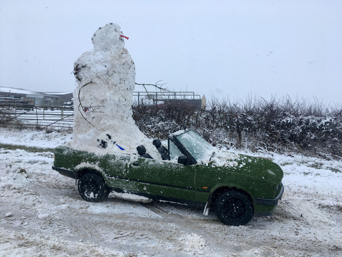 Юмор на четырех колесиках. Снеговик