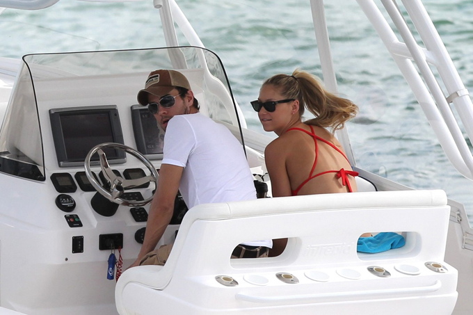 Анна Курникова и Энрике Иглесиас в объективе папарацци