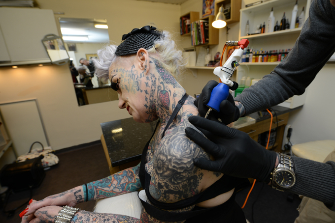 Заслуженная пенсионерка татуажа