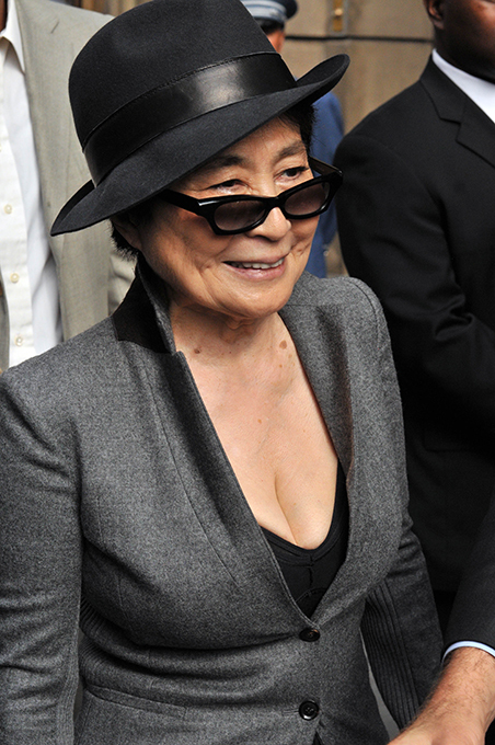 Вдове Джона Леннона Йоко Оно — 80