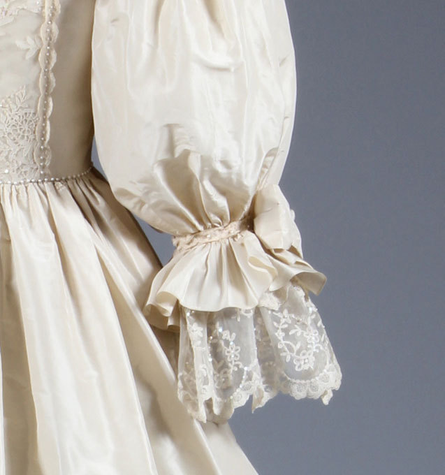 Платье и туфли принцессы продадут на аукционе