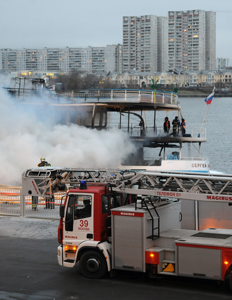 Пожар на борту теплохода "Сергей Абрамов" в Москве