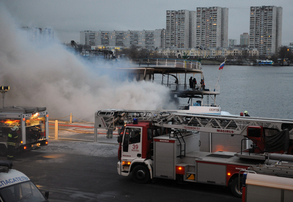 Пожар на борту теплохода "Сергей Абрамов" в Москве