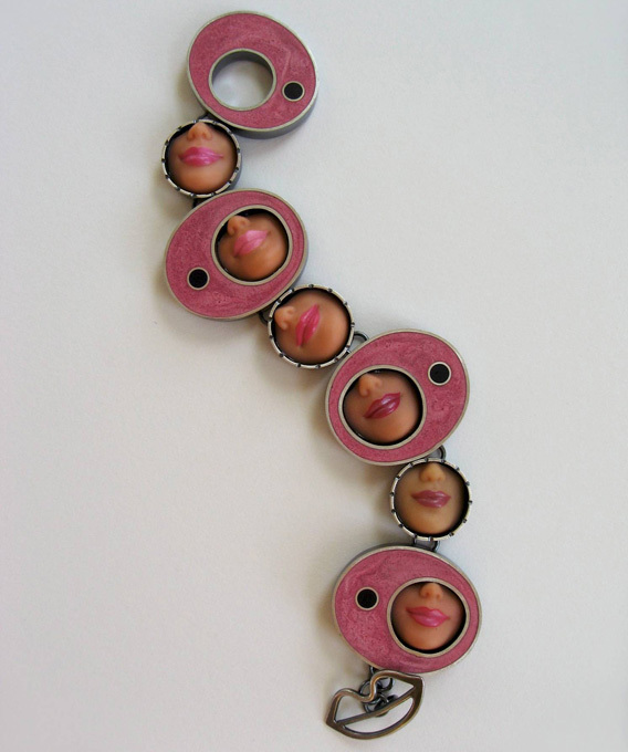 Барби расчленили на ювелирку