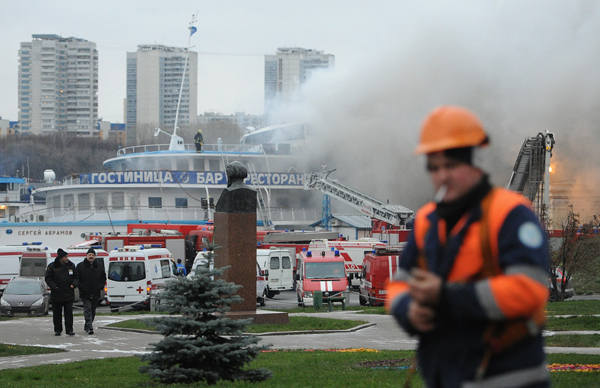 Пожар на борту теплохода "Сергей Абрамов" в Москве
