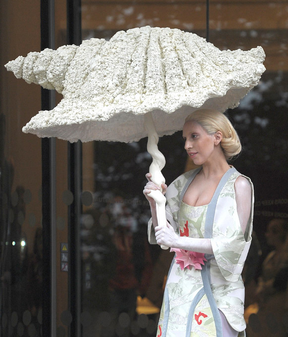 Леди Гага не перестает удивлять