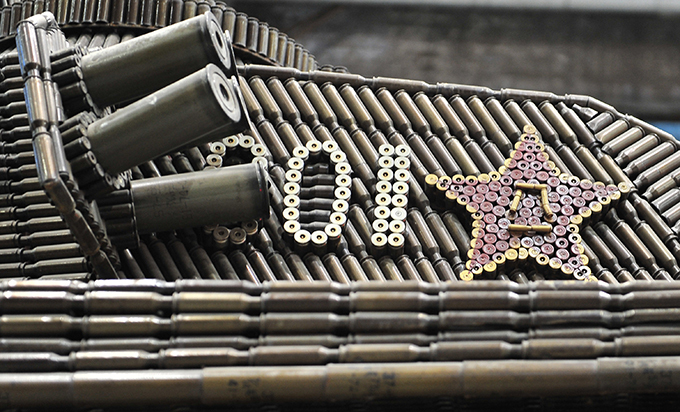 Танк из стрелянных гильз