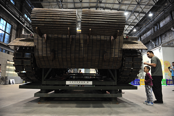 Танк из стрелянных гильз