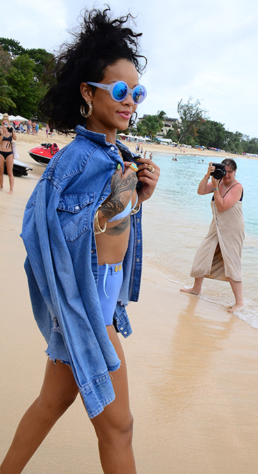 Рианна отрывается на Барбадосе