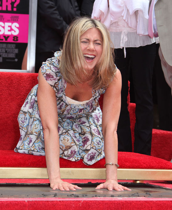 Дженнифер Энистон "отпечаталась" на Аллее славы