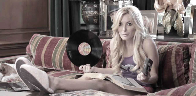 Молодая невеста бросила основателя Playboy за 4 дня до свадьбы