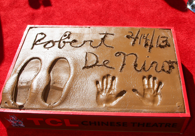 Роберт де Ниро увековечил отпечатки своих рук и ног