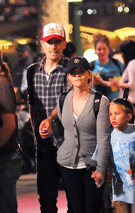 Риз Уизерспун с семьей в Диснейленде