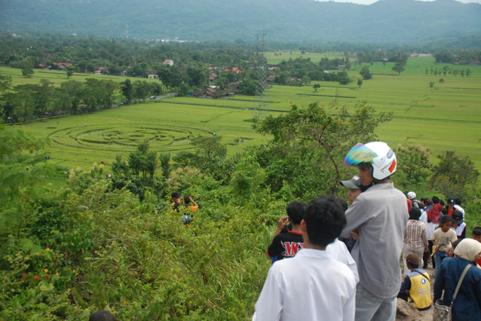 НЛО оставляет следы в небе и на земле
