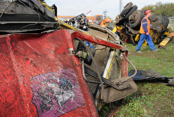 Экспериментальный поезд протаранил "КамАз" в Москве