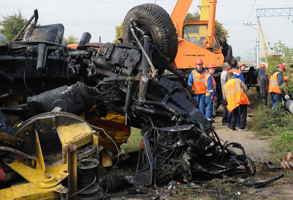 Экспериментальный поезд протаранил "КамАз" в Москве