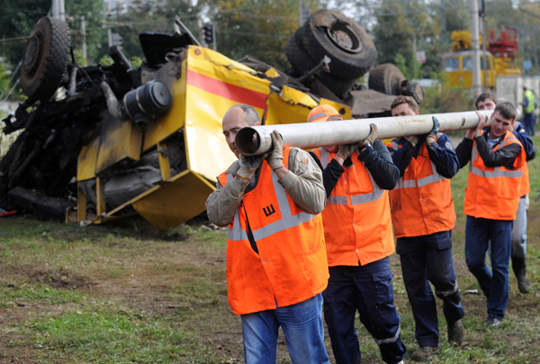 Экспериментальный поезд протаранил "КамАз" в Москве