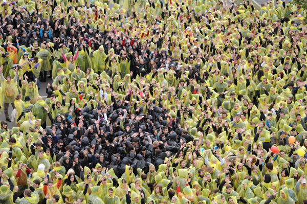 "Самый большой смайлик из людей"