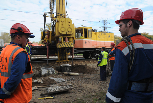 Экспериментальный поезд протаранил "КамАз" в Москве
