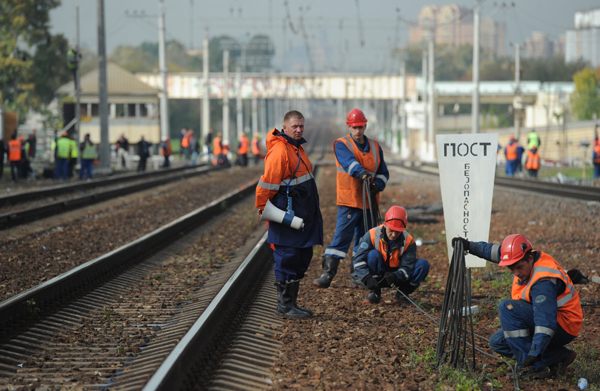 Экспериментальный поезд протаранил "КамАз" в Москве