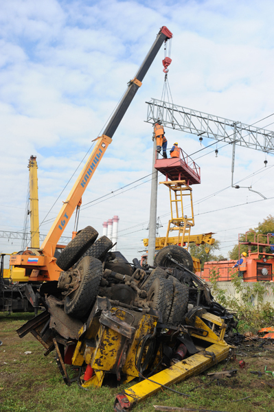 Экспериментальный поезд протаранил "КамАз" в Москве
