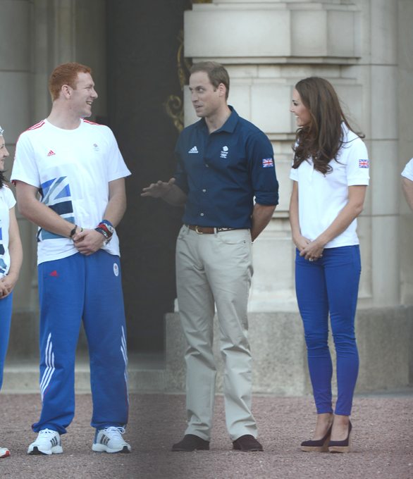 Монархи встретили Олимпийский огонь