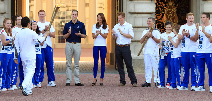Монархи встретили Олимпийский огонь