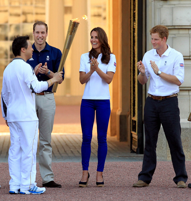 Монархи встретили Олимпийский огонь