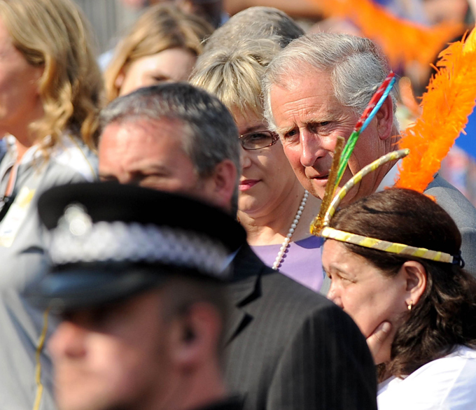 Монархи встретили Олимпийский огонь