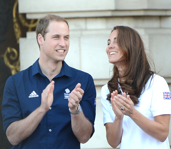 Монархи встретили Олимпийский огонь