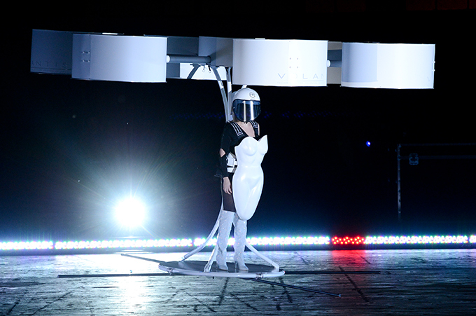 Леди Гага показала первое в мире "летающее платье"