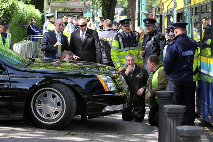 Лимузин Обамы застрял в воротах американского посольства в Ирландии