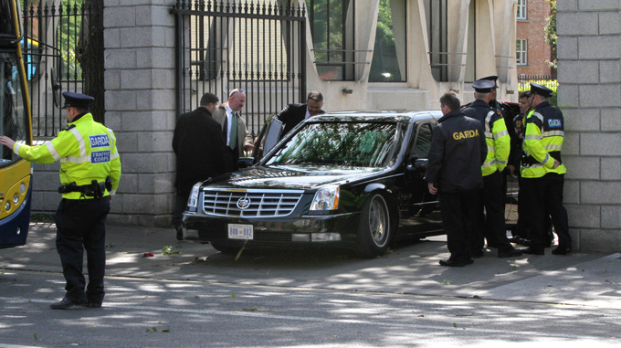 Лимузин Обамы застрял в воротах американского посольства в Ирландии