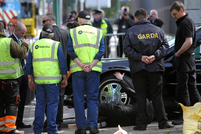 Лимузин Обамы застрял в воротах американского посольства в Ирландии