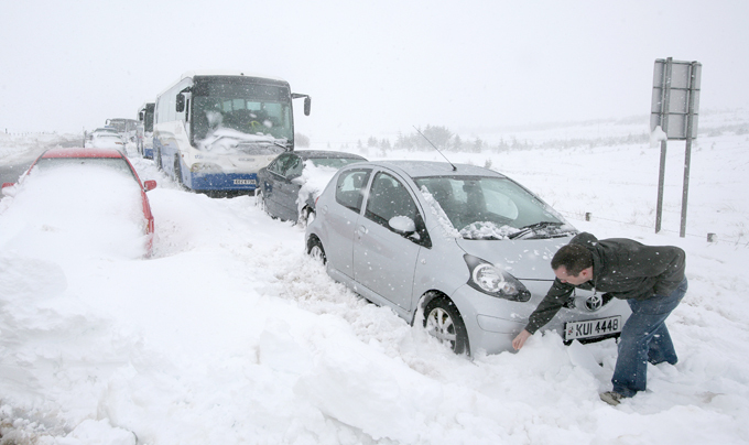 Как быстро очистить машину от снега