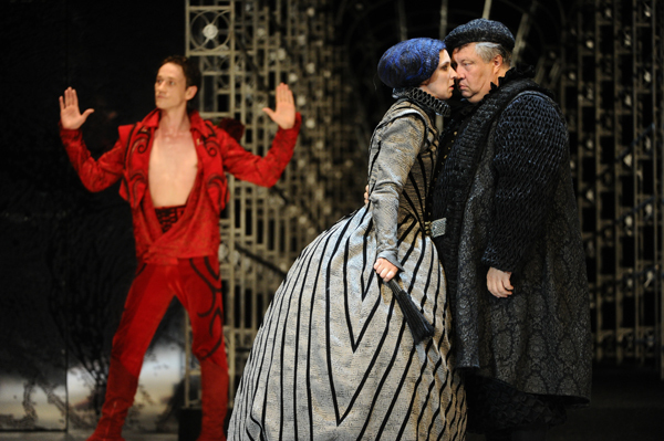 "Испанские безумства" на сцене "Ленкома"