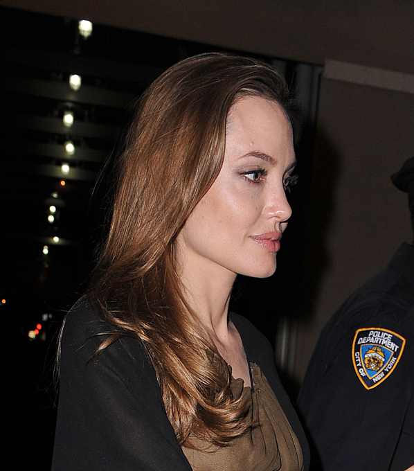 Анджелине Джоли удалили молочные железы