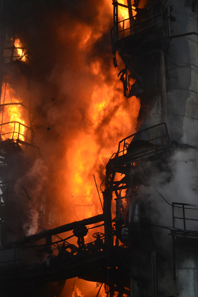 Пожар на Саратовском НПЗ ликвидирован, один человек погиб