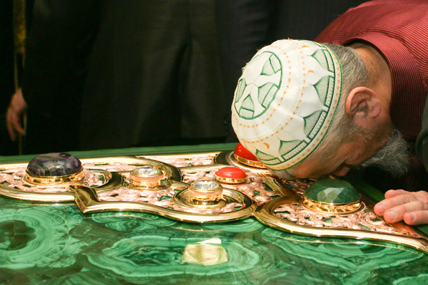 В Казань привезли самый большой в мире Коран