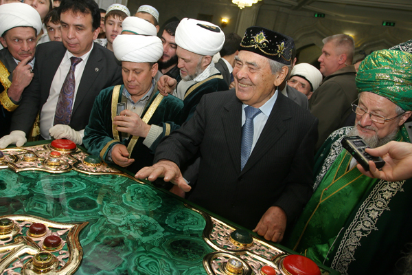 В Казань привезли самый большой в мире Коран