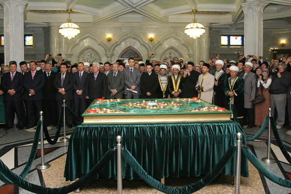 В Казань привезли самый большой в мире Коран