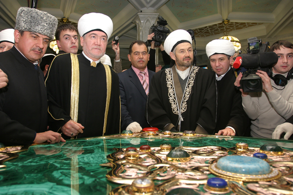 В Казань привезли самый большой в мире Коран