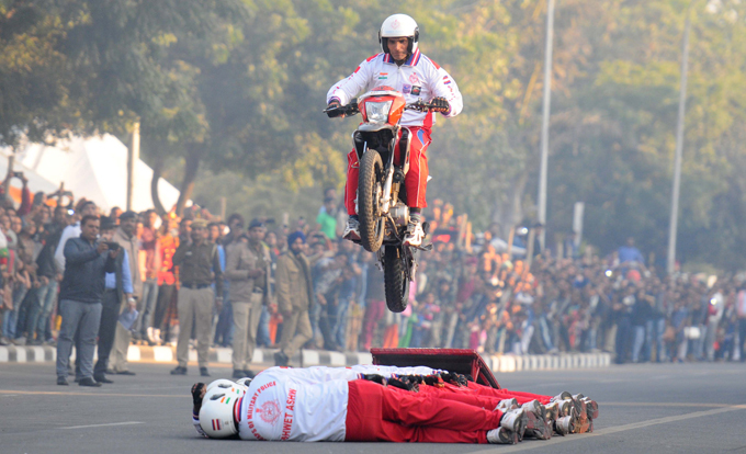 Это вам не цирк - это армия! Опасный трюк