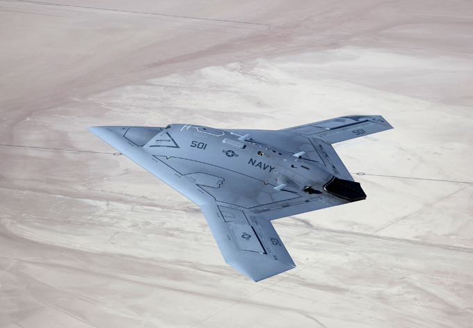 Дрон X-47B успешно испытали, применять опасаются