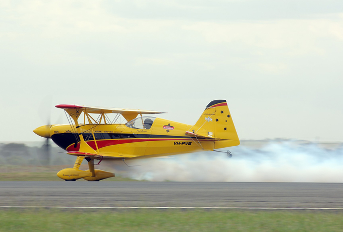 В небе мировые лидеры авиастроения: биплан